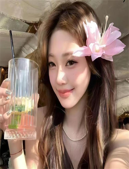 奇幻片深度解析：《玫瑰与郁金香》的人物塑造与情感表达 ——深入探索奇幻片的艺术世界